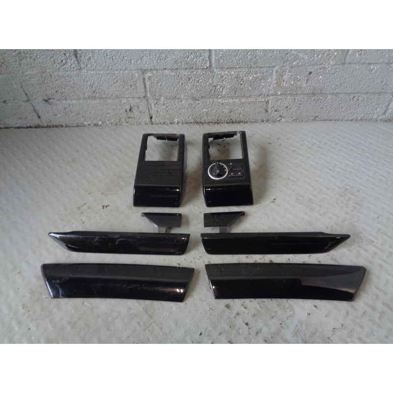 Range Rover L322 8 Piece Trim Dashboard Finisher Kit in Piano Gloss Black R01045