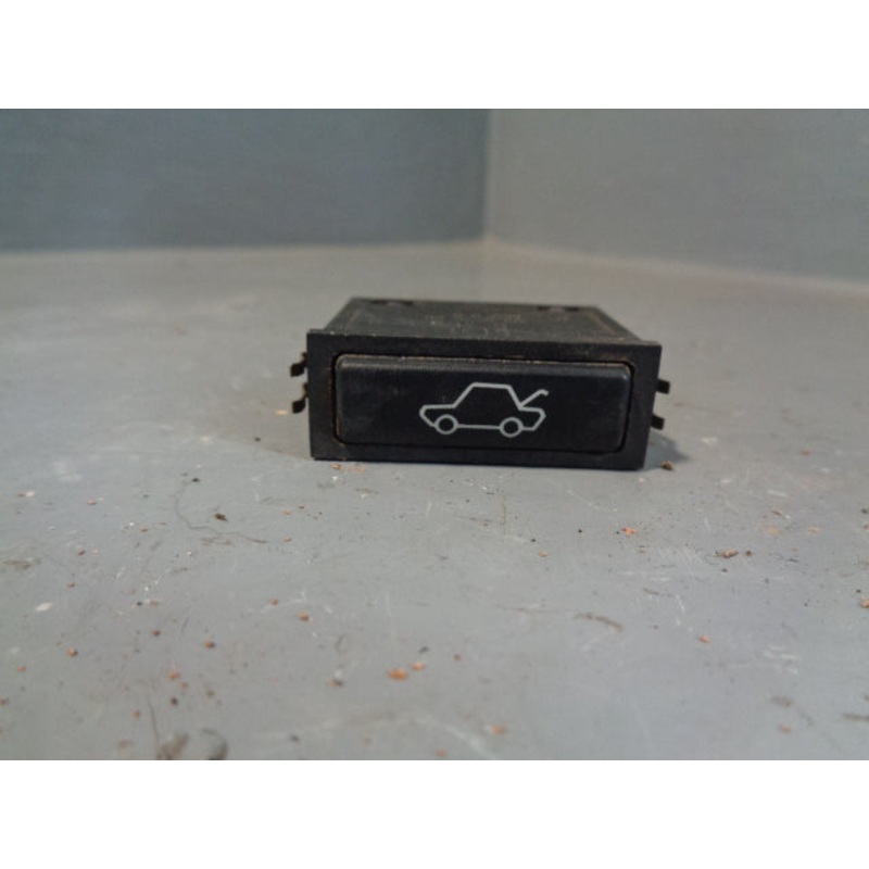 Range Rover L322 Tailgate Release Switch  61.31-8365579 2002 to 2009