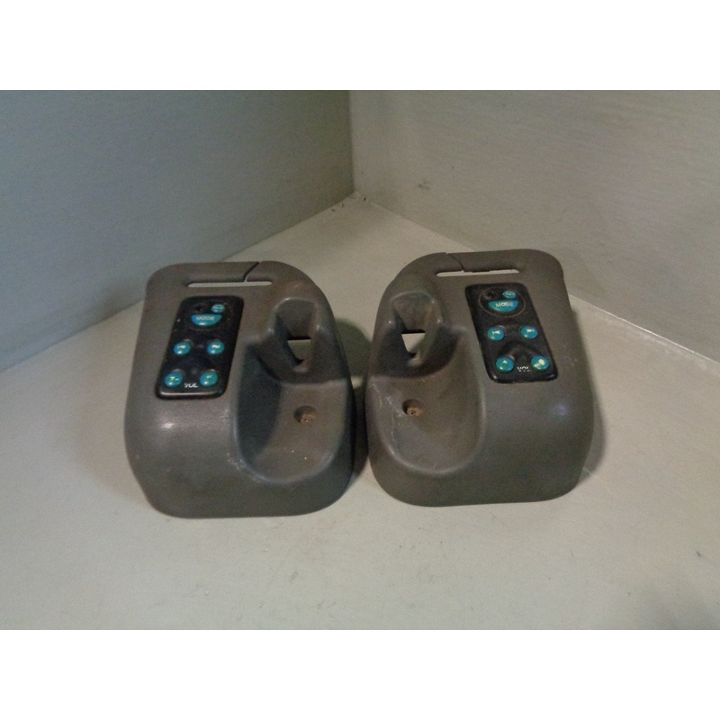 Discovery 2 Headphone Audio Controls Volume Rear Pair in Grey Land Rover