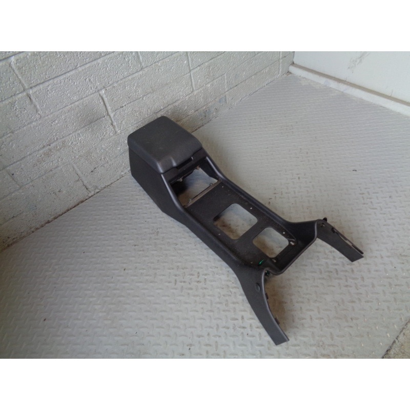 Discovery 2 Centre Console Arm Rest Black Manual Land Rover 2002 to 2004 R19034