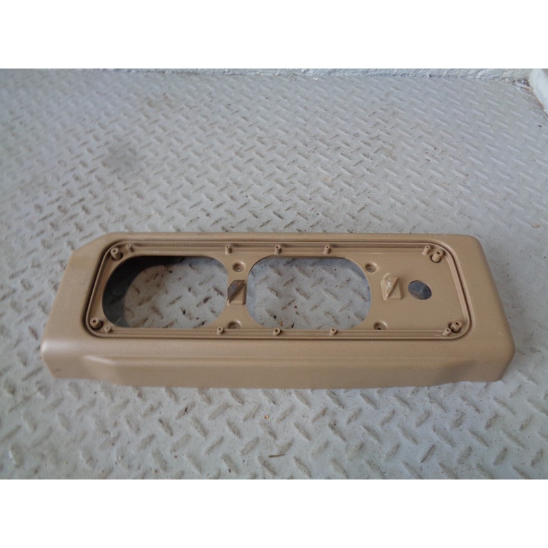 Discovery 2 Tailgate Sub-Woofer Speaker Casen Trim in Beige Land Rover L318