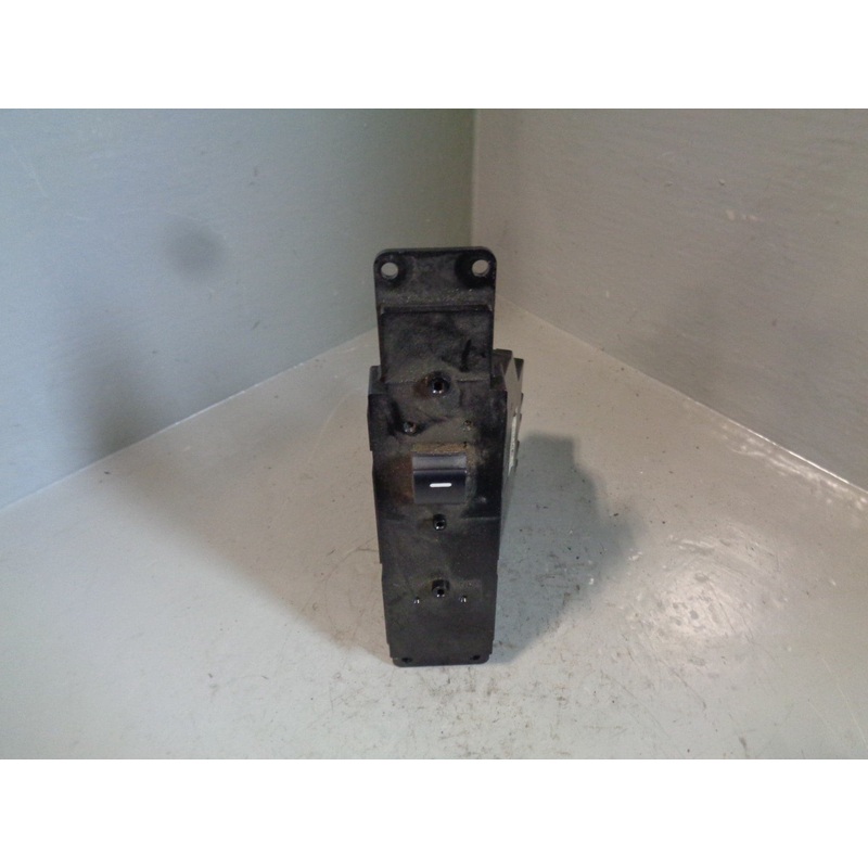 Range Rover L322 Near Side Front Electric Window Switch YUD000263PUY