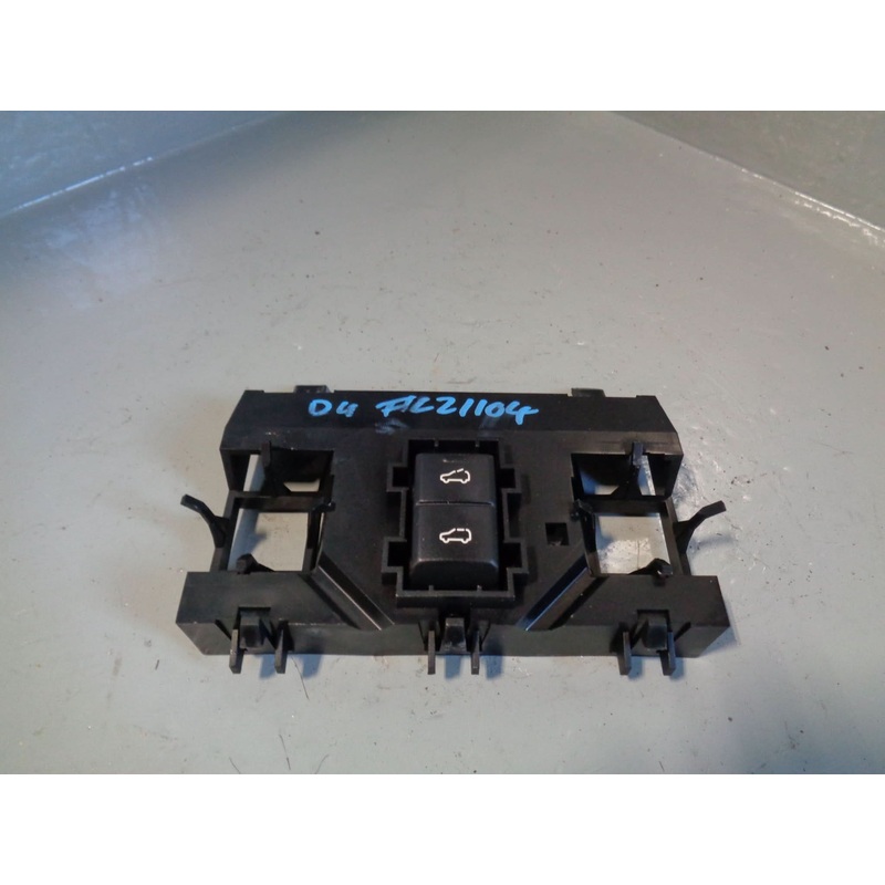 Discovery 4  Sunroof Switch YUC500030PVJ Land Rover 2009 to 2016