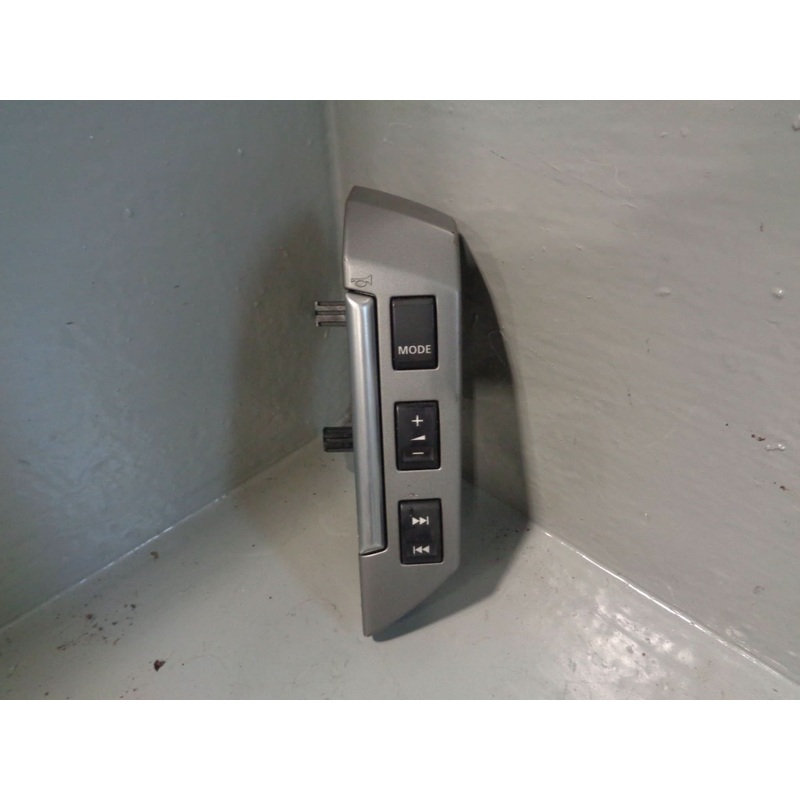 Steering Wheel Audio Controls Grey XPD500790 Discovery 3 Range Rover Sport