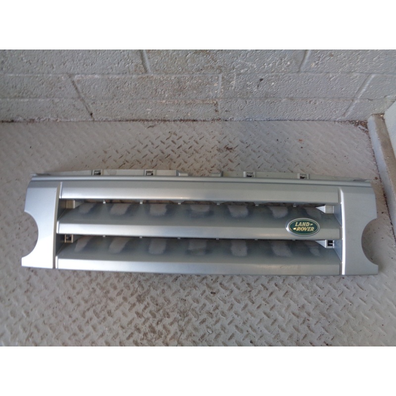 Discovery 3 Grille Front Arctic Frost Land Rover 2004 to 2009 K02015