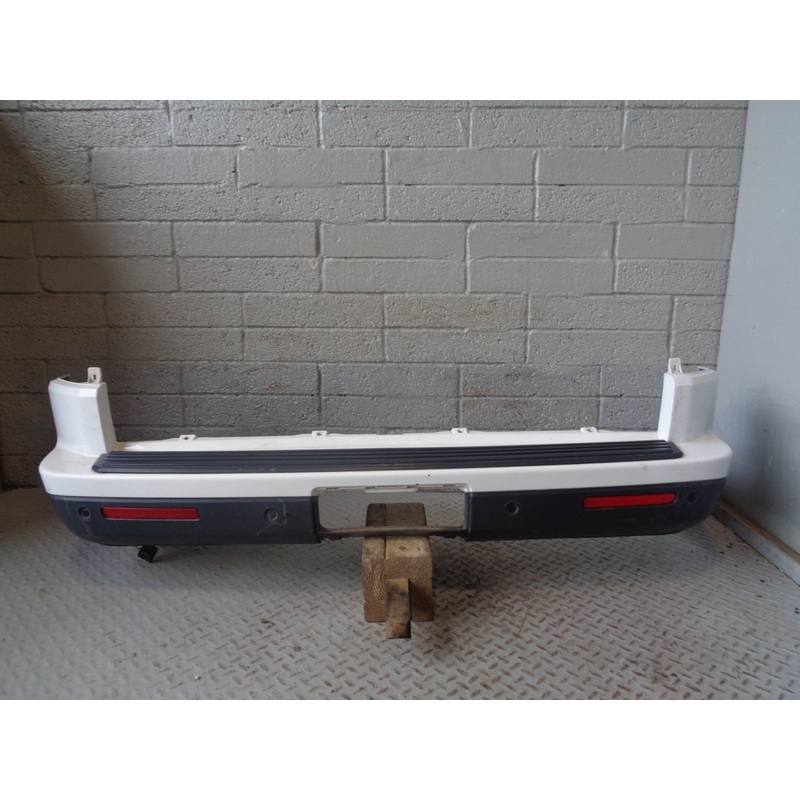 Discovery 4 Rear Bumper with Reflectors Fuji White Land Rover L22015