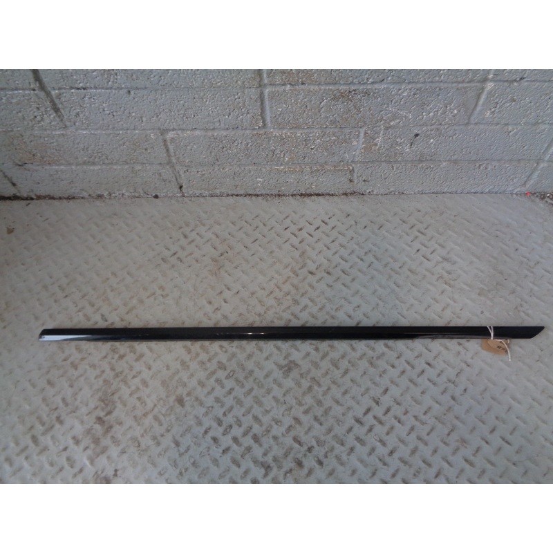 Range Rover L405 Window Weather Strip External Near Side Front Santorini Black